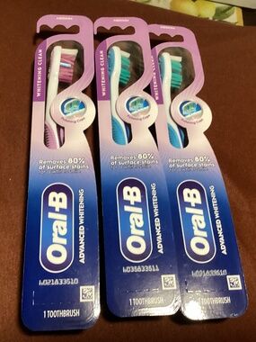Oral-B Advanced Whitening toothbrushes bundle Medium